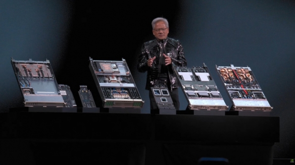 黄仁勋驳斥AI“末日论” 恐慌无益进步,监管勿扼创新(图2) 游侠网2