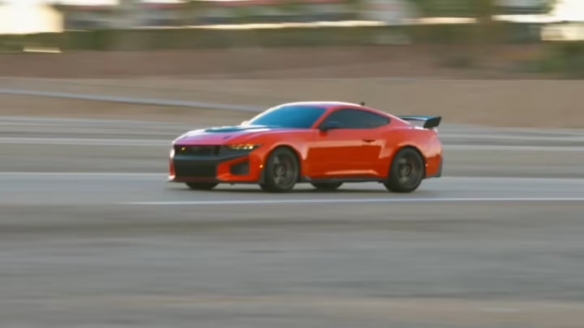 维斯塔潘试驾福特Dark Horse SC，红牛意外曝光新车