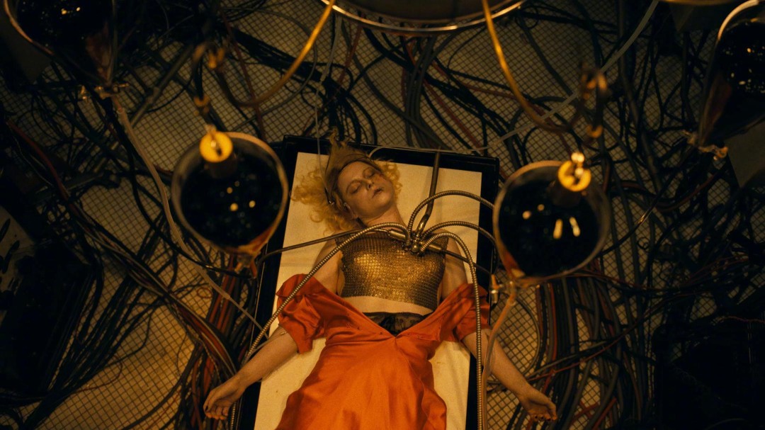 《暗黑新娘！》国内定档 贝尔饰演科学怪人弗兰肯斯坦