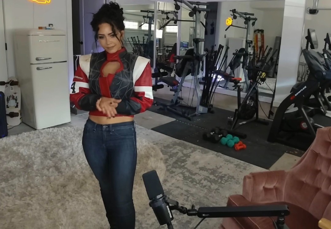 帕南原型直播《赛博朋克2077》 亲热剧情被父母撞见(图5) 帕南原型直播《赛博朋克2077》 亲热剧情被父母撞见