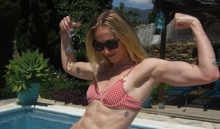 《古墓丽影》剧集劳拉演员近况 为拍戏过度训练导致背伤