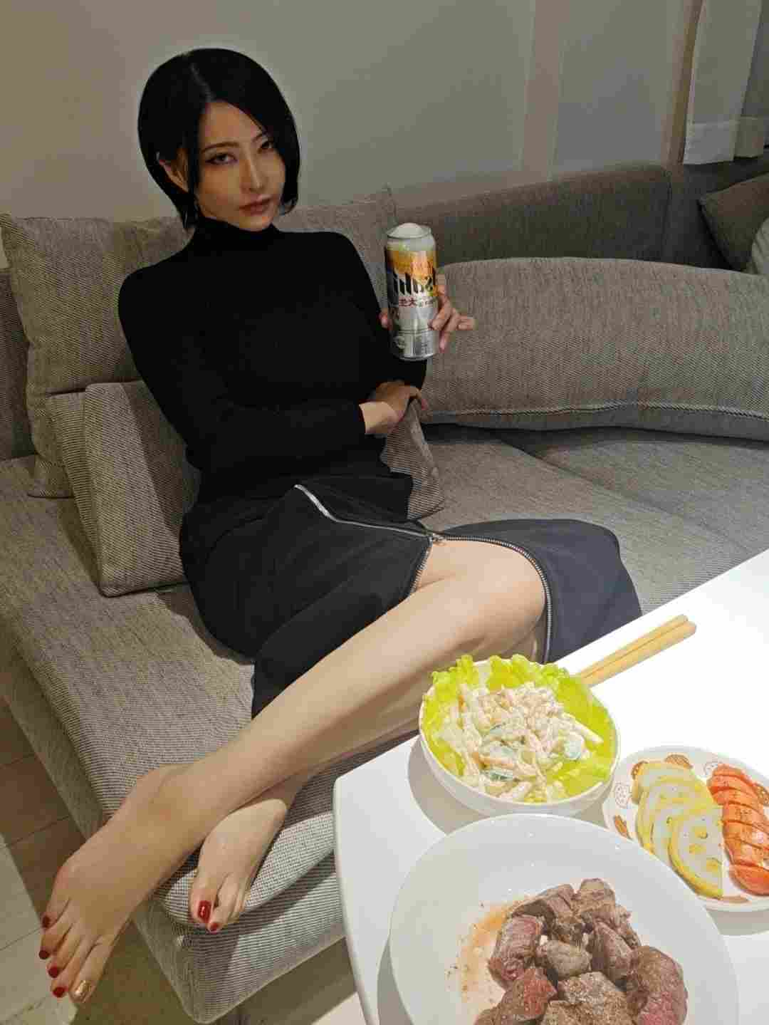 48岁日本漫画家晒生活照 神似《生化危机》艾达王