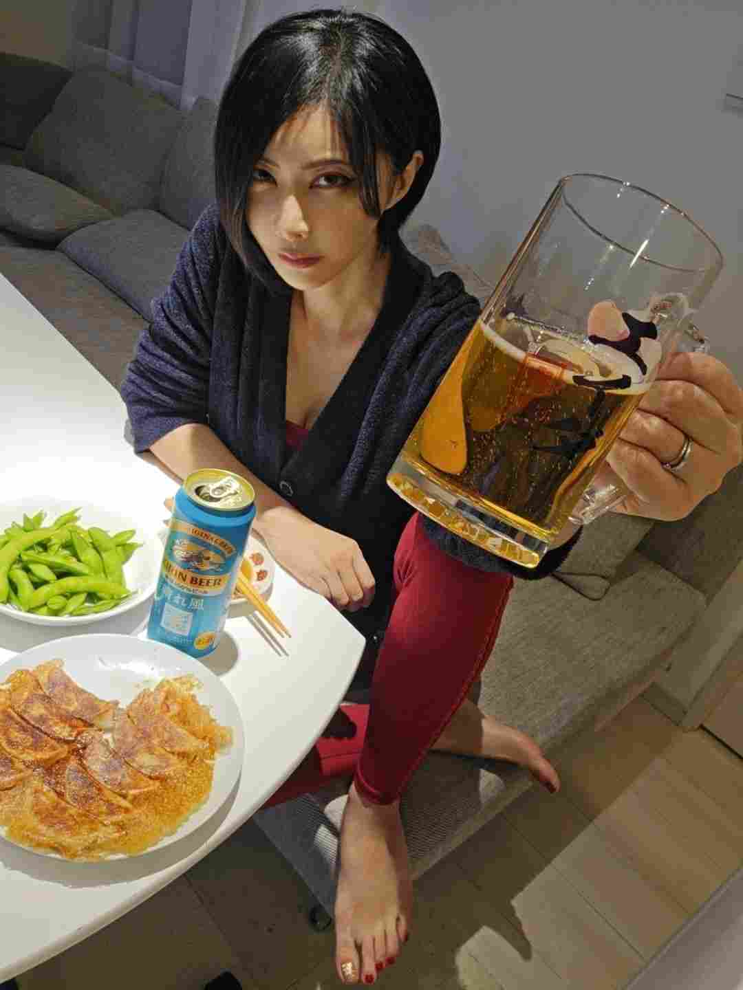 48岁日本漫画家晒生活照 神似《生化危机》艾达王(图2) 48岁日本漫画家晒生活照 神似《生化危机》艾达王