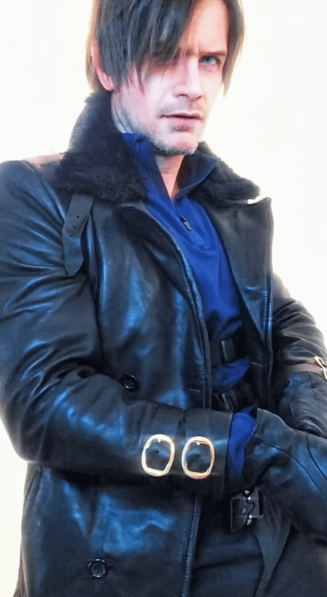 “卡普空该请他当演员!”coser完美复刻中年里昂(图2) 游侠网2