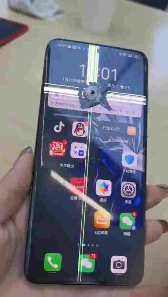 华为P60被钉子贯穿仍能用 网友晒图喊甚至还能防弹