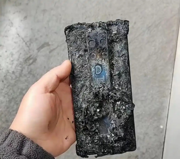 华为P60被钉子贯穿仍能用 网友晒图喊甚至还能防弹(图2) 游侠网2