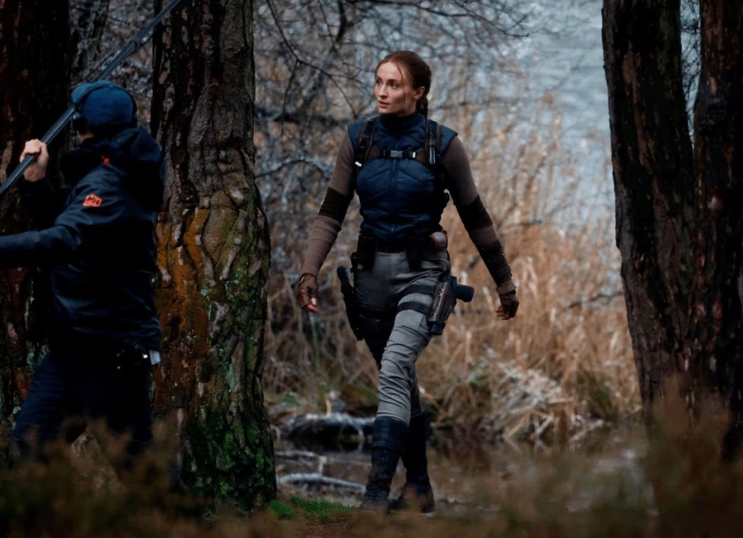 《古墓丽影》劳拉片场照曝光 双枪造型不错!(图3) 《古墓丽影》劳拉片场照曝光 双枪造型不错!