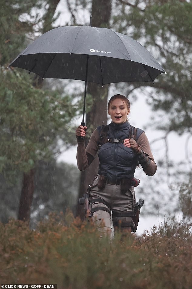 《古墓丽影》劳拉片场照曝光 双枪造型不错!(图4) 《古墓丽影》劳拉片场照曝光 双枪造型不错!