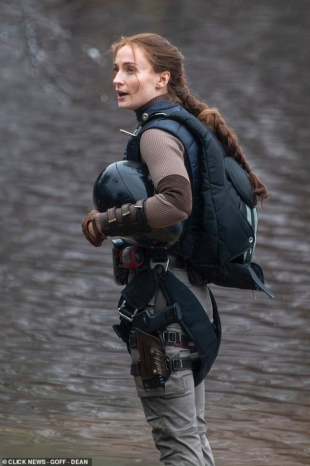 《古墓丽影》劳拉片场照曝光 双枪造型不错!(图5) 《古墓丽影》劳拉片场照曝光 双枪造型不错!