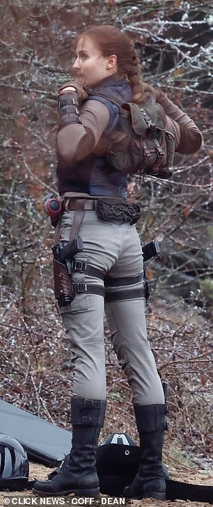 《古墓丽影》劳拉片场照曝光 双枪造型不错!(图8) 《古墓丽影》劳拉片场照曝光 双枪造型不错!