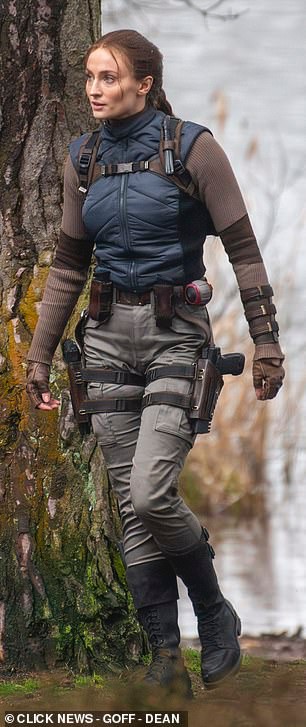 《古墓丽影》劳拉片场照曝光 双枪造型不错!(图9) 《古墓丽影》劳拉片场照曝光 双枪造型不错!