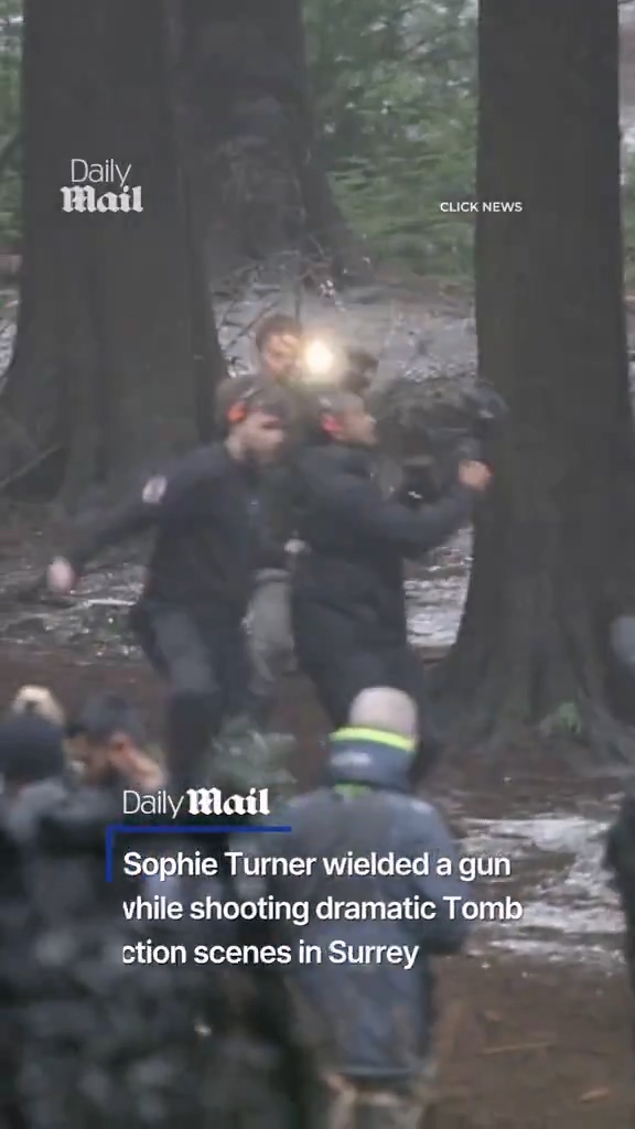 《古墓丽影》真人剧曝片场视频 劳拉手持双枪尽情射击