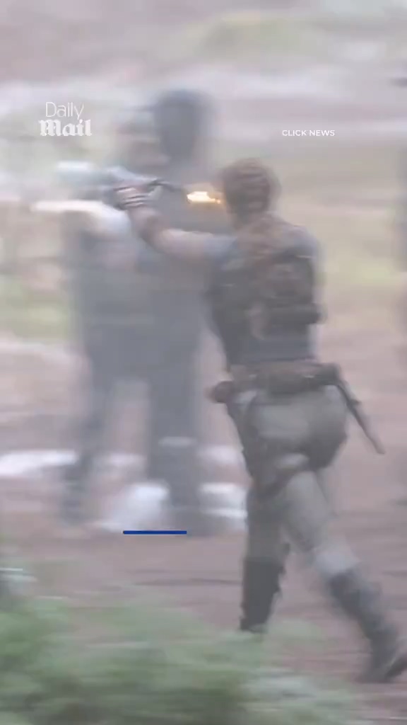 《古墓丽影》真人剧曝片场视频 劳拉手持双枪尽情射击(图4) 《古墓丽影》真人剧曝片场视频 劳拉手持双枪尽情射击