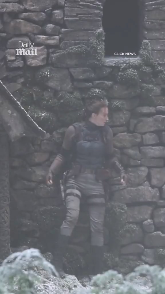 《古墓丽影》真人剧曝片场视频 劳拉手持双枪尽情射击(图6) 《古墓丽影》真人剧曝片场视频 劳拉手持双枪尽情射击