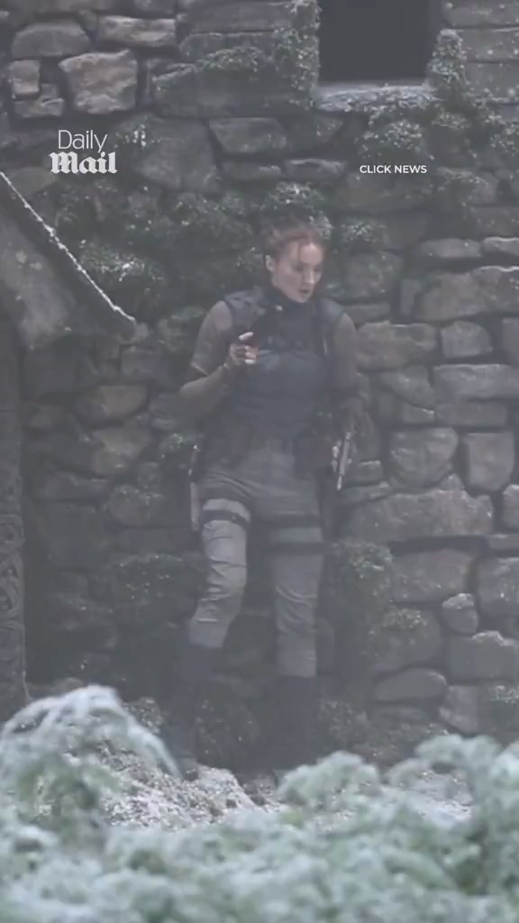 《古墓丽影》真人剧曝片场视频 劳拉手持双枪尽情射击(图7) 《古墓丽影》真人剧曝片场视频 劳拉手持双枪尽情射击