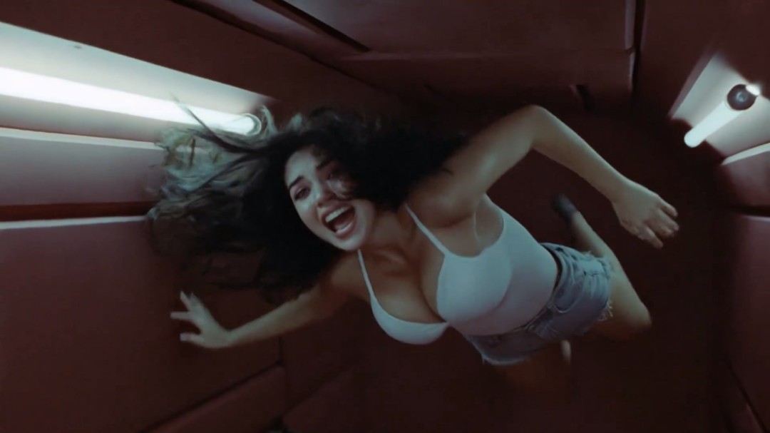 还在说AI电影不是艺术?这段预告直接让人闭嘴(图2) 还在说AI电影不是艺术?这段预告直接让人闭嘴