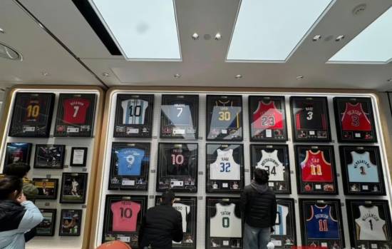 13.8万！胖东来：乔丹签名球衣卖断货了